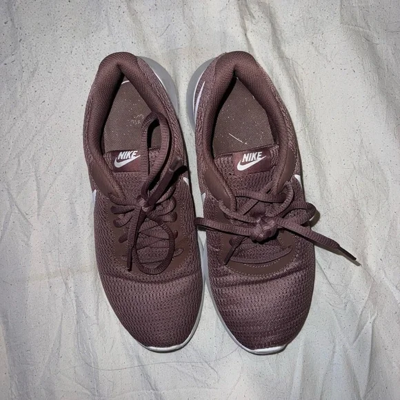 Nike Roshe Sneakers - Picture 2 of 4